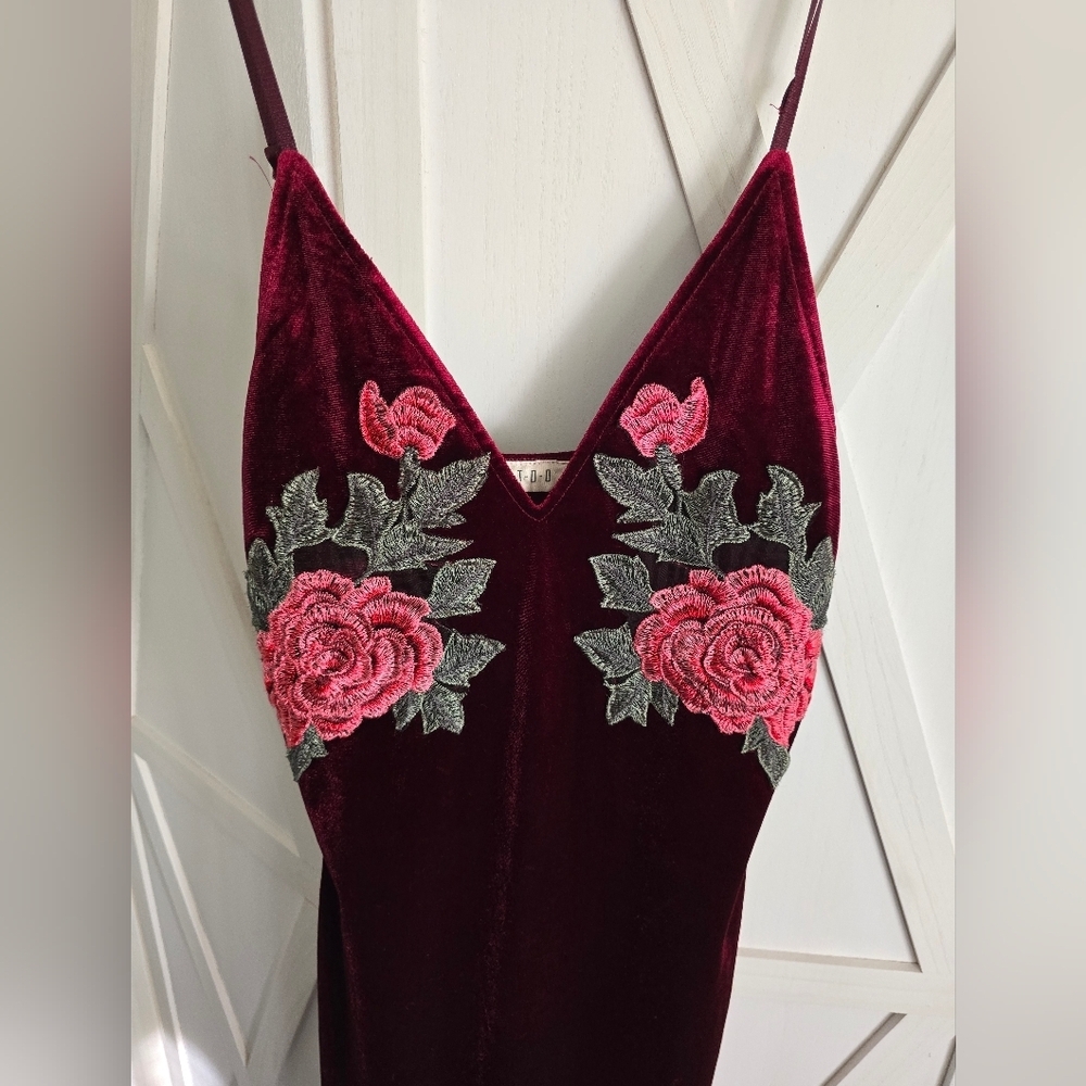 KTOO Burgandy Velvet Midi Dress With Rose Embroidery - Picture 3 of 9